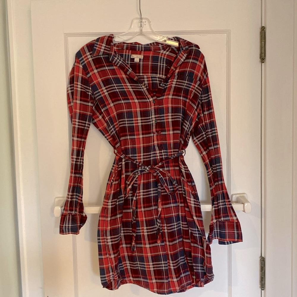 Gap flannel shirt dress. Red/white/blue plaid pattern. Pockets and tie waist.